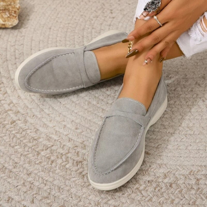 Elegante suède dames loafers met tijdloos design, comfortabele pasvorm en veelzijdige stijl in diverse kleuren.