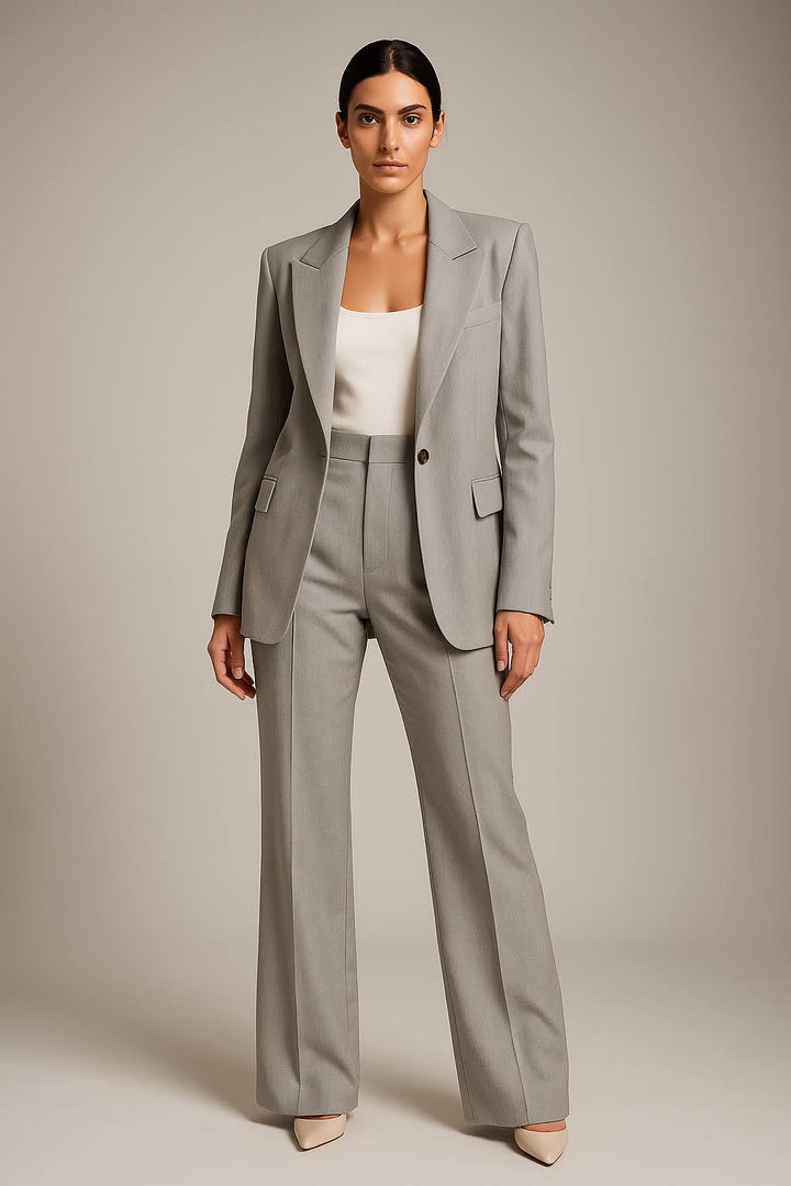 Professionele dames blazer en pantalon set; een stijlvolle keuze voor op kantoor of formele gelegenheden.