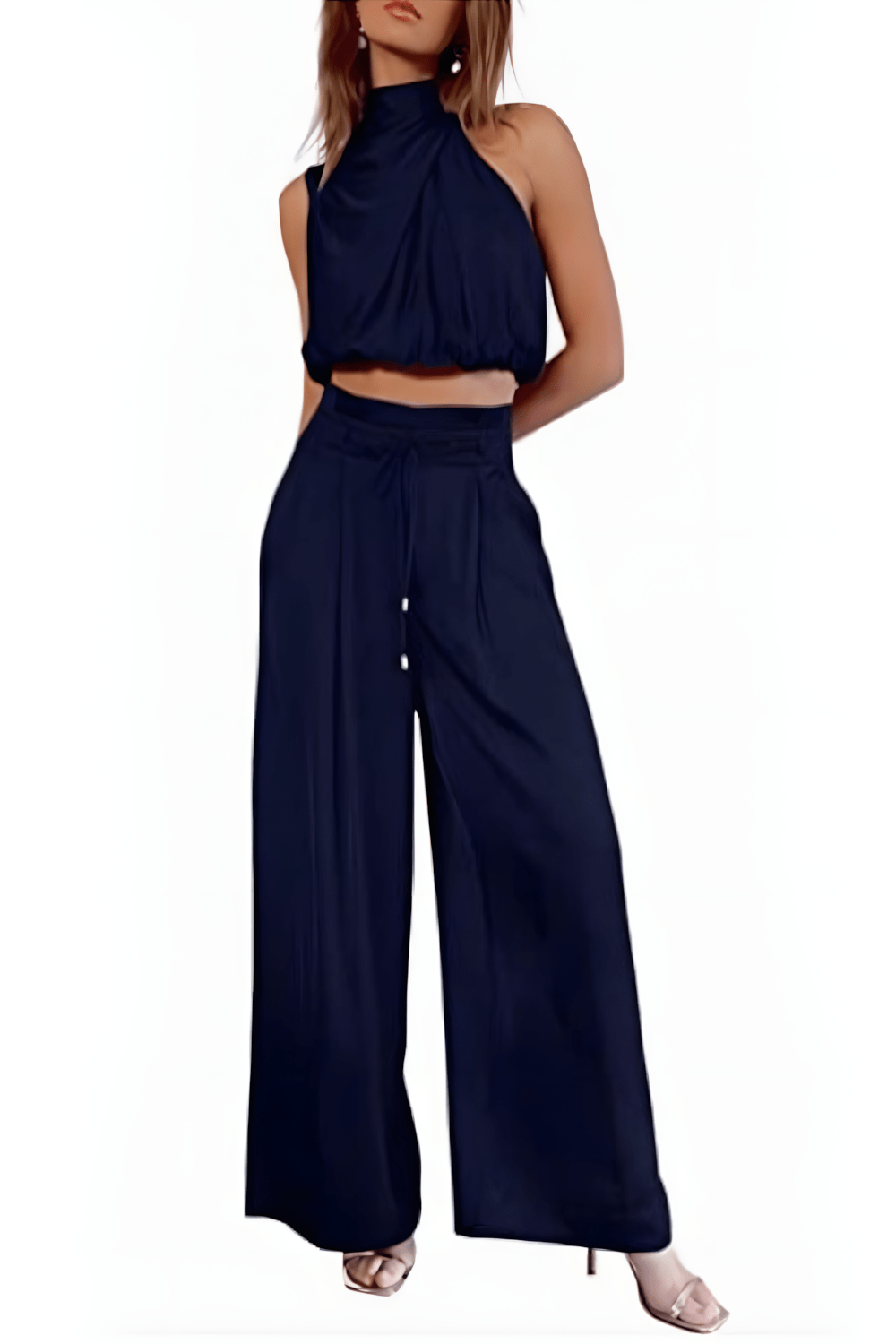 Damesmodel draagt elegante tweedelige set: mouwloze top & wijdvallende broek, zomerse dames mode.