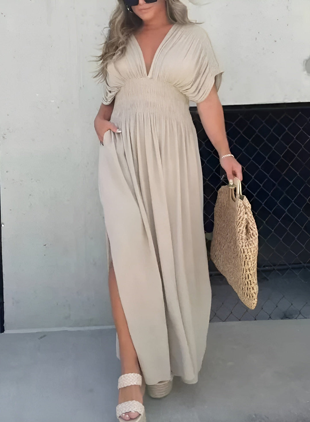 Elegante V-hals maxi zomerjurk voor dames met verleidelijke split. Perfect voor een casual of chique look.