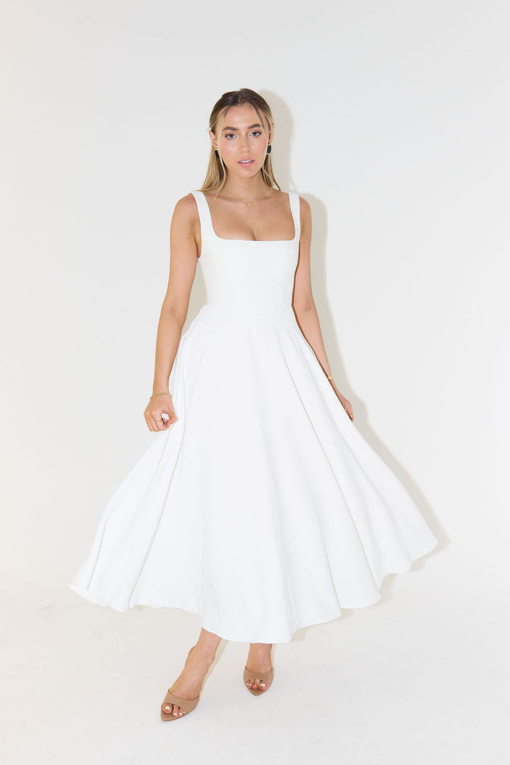 "Elegante vierkante hals jurk voor vrouwen, getailleerd met zachte stof, perfect voor dagelijks en avondgebruik."