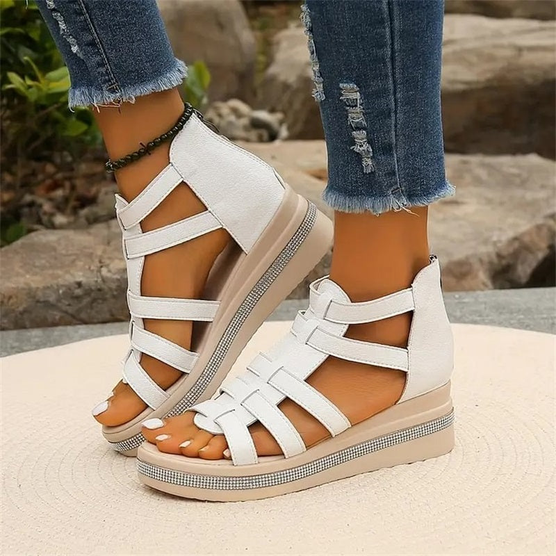 "Elegante wedge sandalen met strass en zomerse flair, beige kleur, comfortabel voetbed voor stijlvolle zomeroutfits."