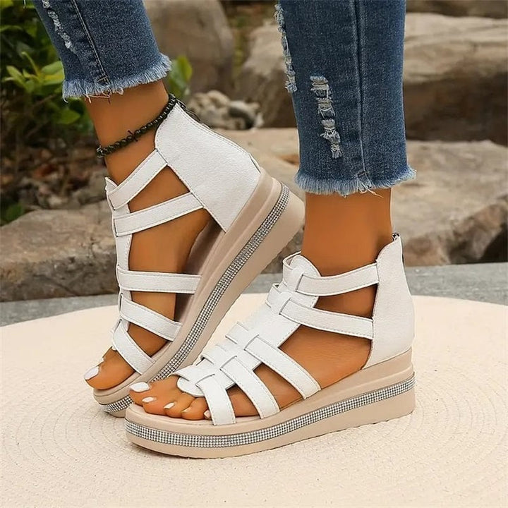 "Elegante wedge sandalen met strass en zomerse flair, beige kleur, comfortabel voetbed voor stijlvolle zomeroutfits."
