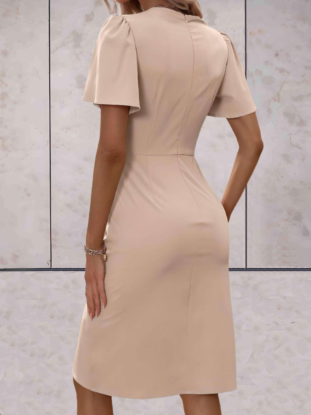 "Elegante wikkeljurk met V-hals en getailleerde pasvorm, tijdloze charme voor elke gelegenheid."