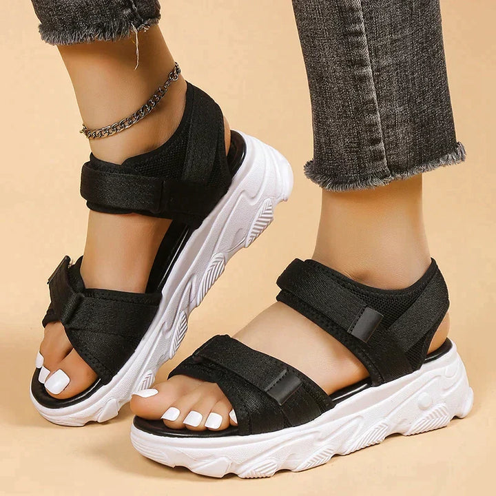 Elegante witte dames sandalen, orthopedisch comfort, synthetisch materiaal, stijlvol en comfortabel ontwerp voor de zomer.