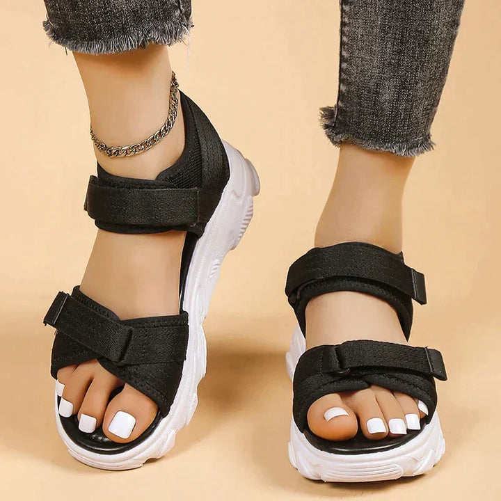 Elegante witte dames sandalen, orthopedisch comfort, synthetisch materiaal, stijlvol en comfortabel ontwerp voor de zomer.