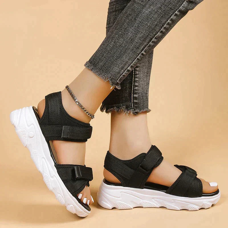 Elegante witte dames sandalen, orthopedisch comfort, synthetisch materiaal, stijlvol en comfortabel ontwerp voor de zomer.