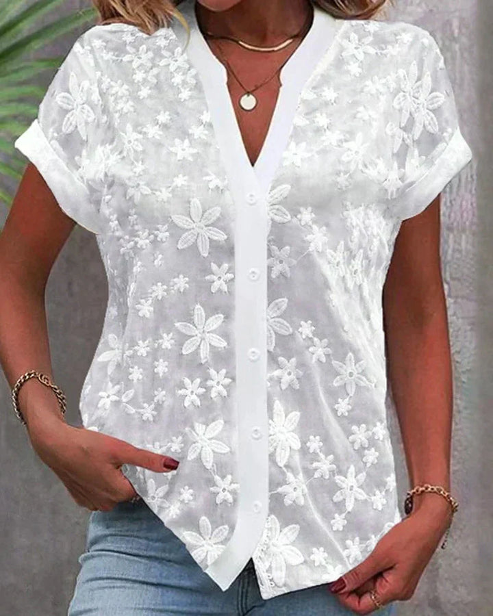 Elegante witte kanten blouse voor dames met verfijnde details en unieke pasvorm, geschikt voor elke gelegenheid.