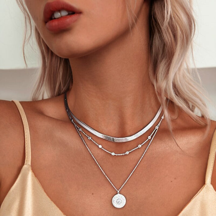 Zilverkleurige drievoudige ketting, minimalistisch ontwerp, geschikt voor elke gelegenheid.