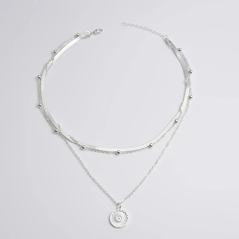 Zilverkleurige drievoudige ketting, minimalistisch ontwerp, geschikt voor elke gelegenheid.