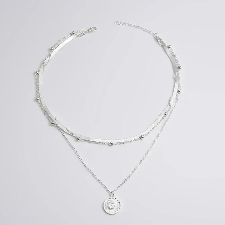 Zilverkleurige drievoudige ketting, minimalistisch ontwerp, geschikt voor elke gelegenheid.