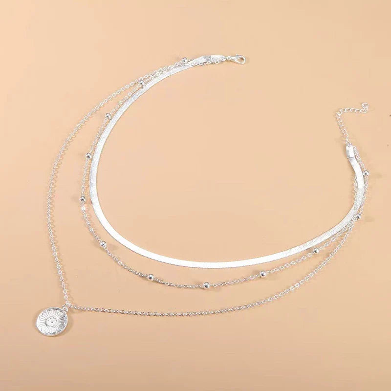 Zilverkleurige drievoudige ketting, minimalistisch ontwerp, geschikt voor elke gelegenheid.