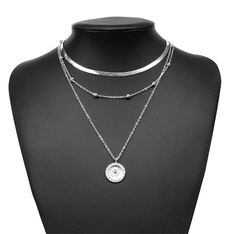 Zilverkleurige drievoudige ketting, minimalistisch ontwerp, geschikt voor elke gelegenheid.