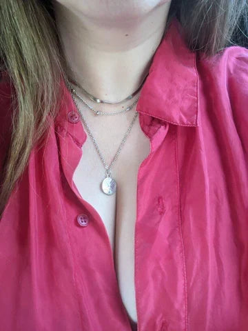 Zilverkleurige drievoudige ketting, minimalistisch ontwerp, geschikt voor elke gelegenheid.