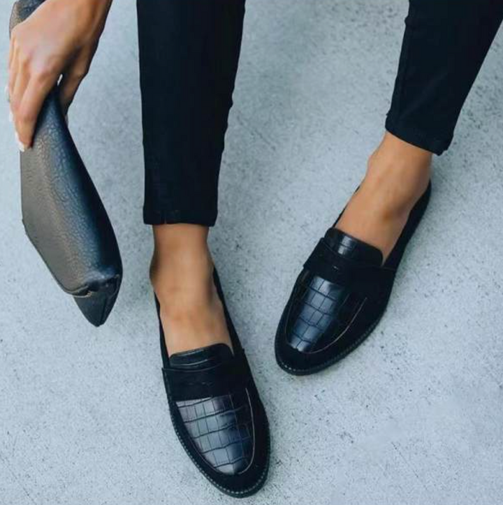 Elegante zwarte dames loafers met minimalistisch ontwerp; perfecte instappers voor zakelijk en casual gebruik.