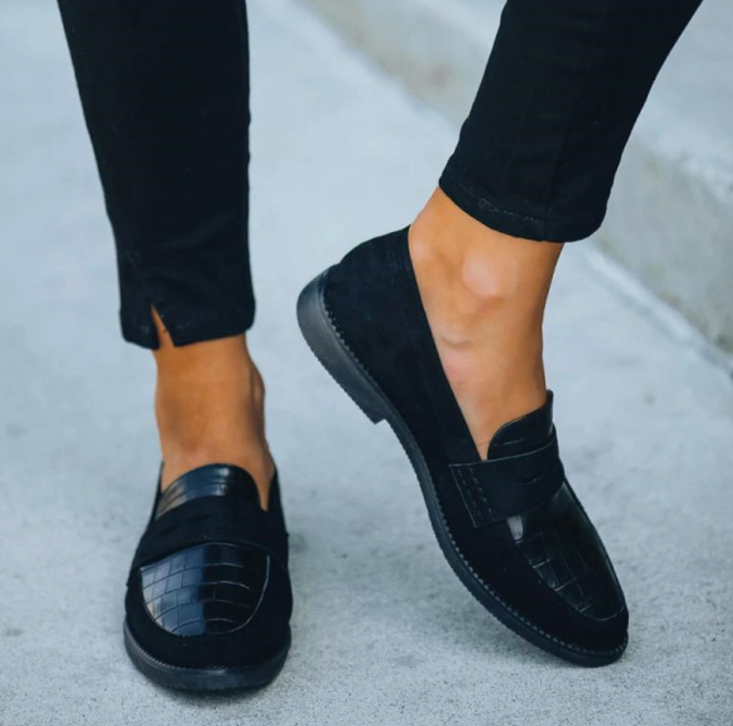 Elegante zwarte dames schoenen met chique design, ideaal voor zowel casual als formele gelegenheden. Comfortabel en stijlvol.