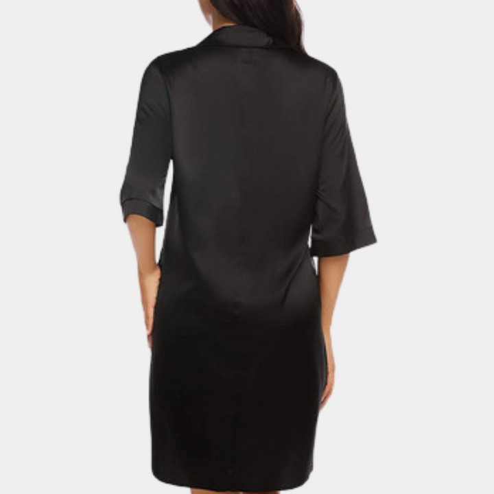 Elegante zwarte dames slaapjurk, luxe en comfortabel, zijdezacht materiaal, ideaal voor zomer nachtmode, flaterende pasvorm.