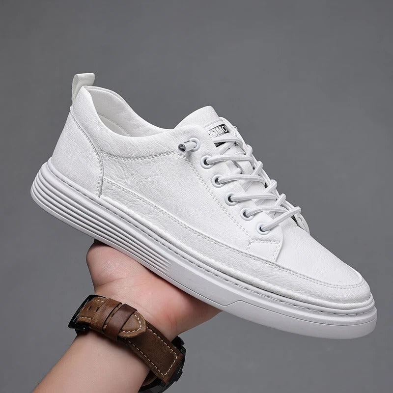 "Elegante zwarte leren herenschoenen met comfortabele zool en ademend materiaal, ideaal voor stijlvolle en casual outfits."