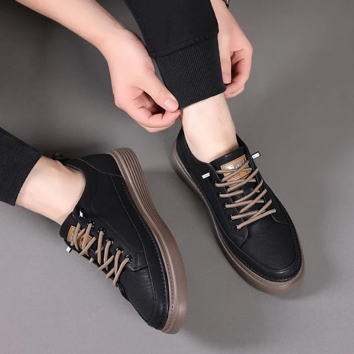 "Elegante zwarte leren herenschoenen met comfortabele zool en ademend materiaal, ideaal voor stijlvolle en casual outfits."