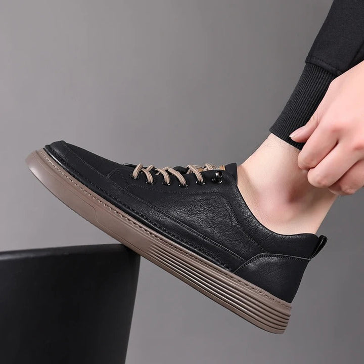 "Elegante zwarte leren herenschoenen met comfortabele zool en ademend materiaal, ideaal voor stijlvolle en casual outfits."
