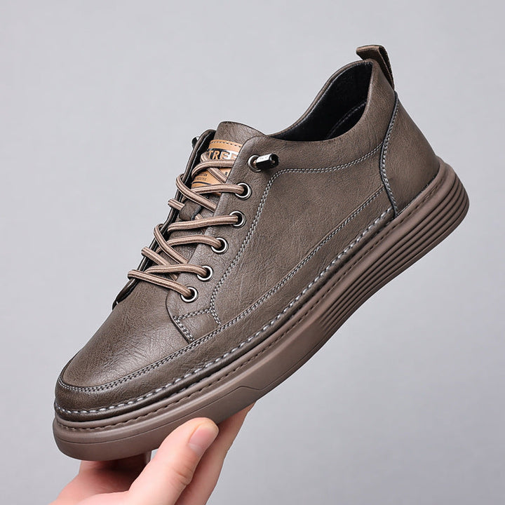 "Elegante zwarte leren herenschoenen met comfortabele zool en ademend materiaal, ideaal voor stijlvolle en casual outfits."