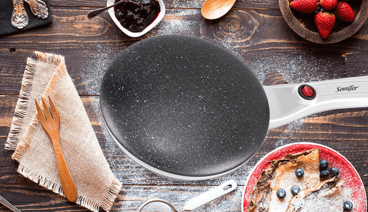 "Elektrische crêpe maker met antiaanbaklaag, groot kookoppervlak en compacte vorm; ideaal voor pannenkoeken en crêpes."