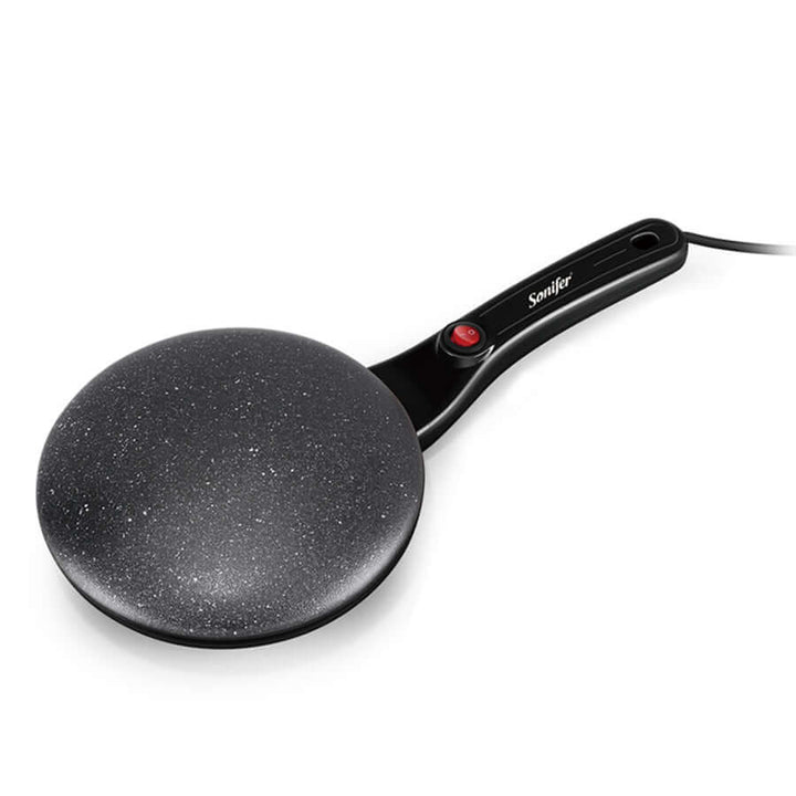 "Elektrische crêpe maker met antiaanbaklaag, groot kookoppervlak en compacte vorm; ideaal voor pannenkoeken en crêpes."