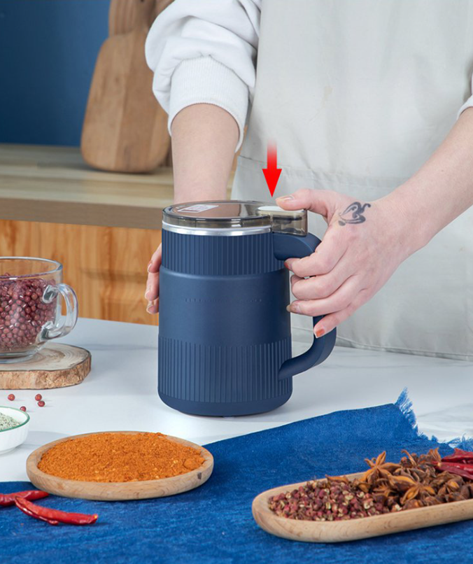 Elektrische graanmolen in blauw en wit, stijlvol en compact design voor diverse granen en zaden, krachtig en veelzijdig.