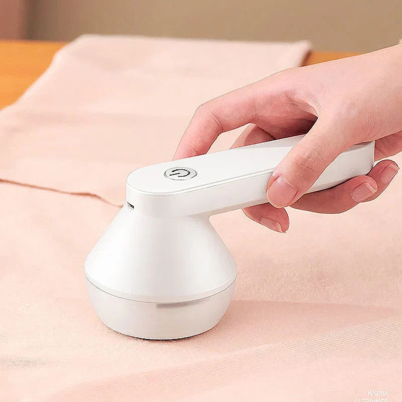 "Elektrische pluizenverwijderaar, wit/zwart, ergonomisch ontwerp, verwijdert pluisjes van kleding en meubels zonder beschadig