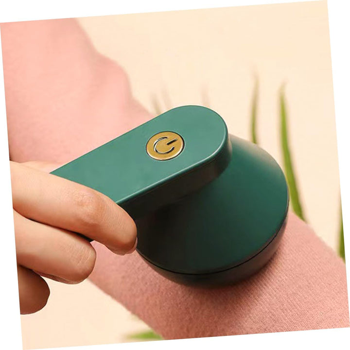 "Elektrische pluizenverwijderaar, wit/zwart, ergonomisch ontwerp, verwijdert pluisjes van kleding en meubels zonder beschadig