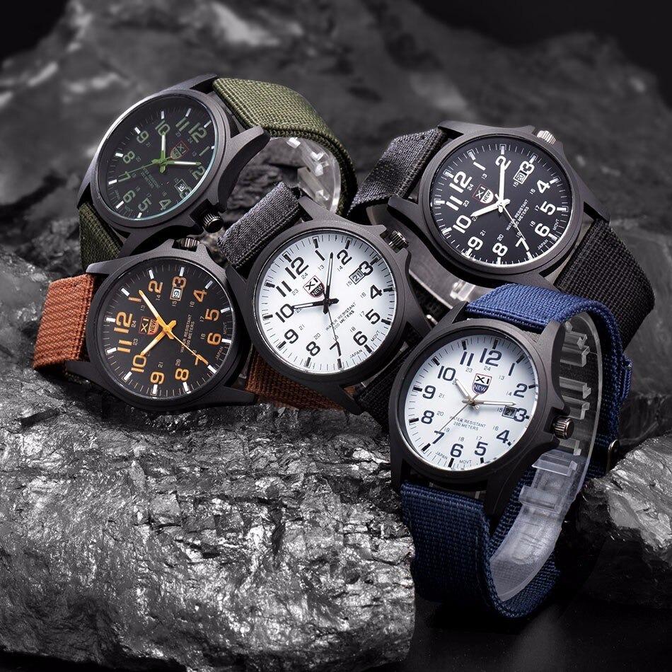 Duurzaam heren tactisch horloge met comfortabele siliconen band, waterdicht en schokbestendig design.