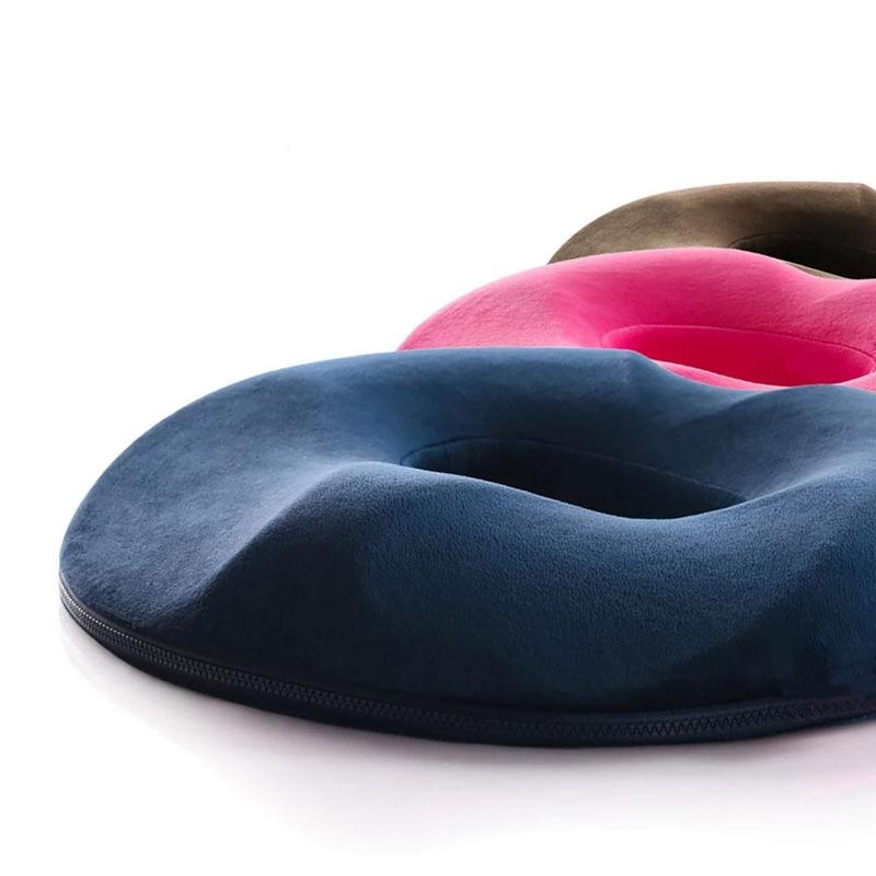 "Ergonomisch donutkussen voor aambeienpijn en stuitklachten, biedt zachte ondersteuning en drukverlichting bij het zitten."