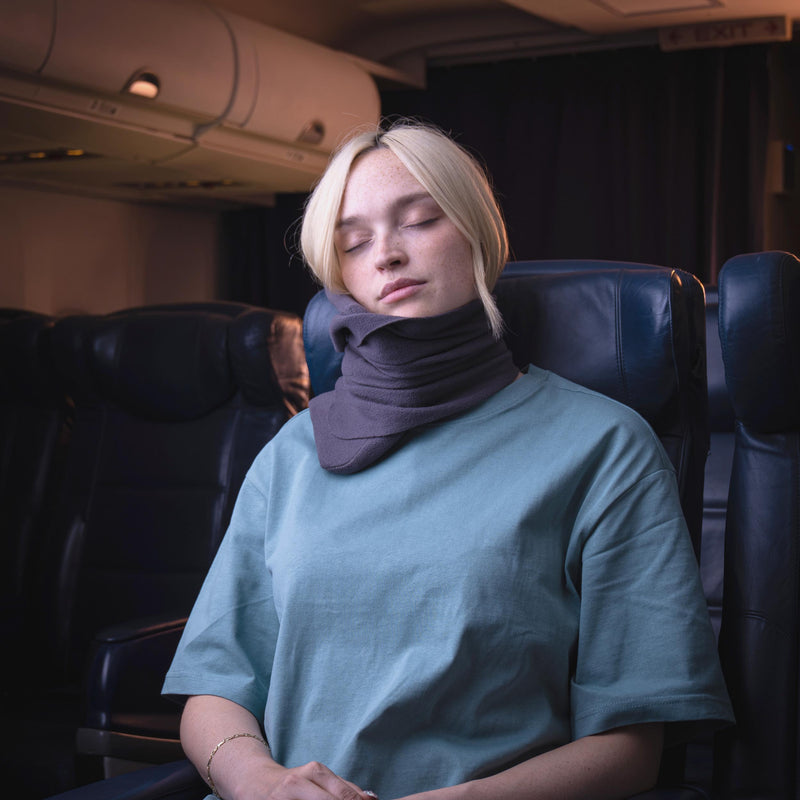 "Ergonomisch reiskussen in grijs, ademende stof, biedt neksteun en hoog comfort tijdens reizen."