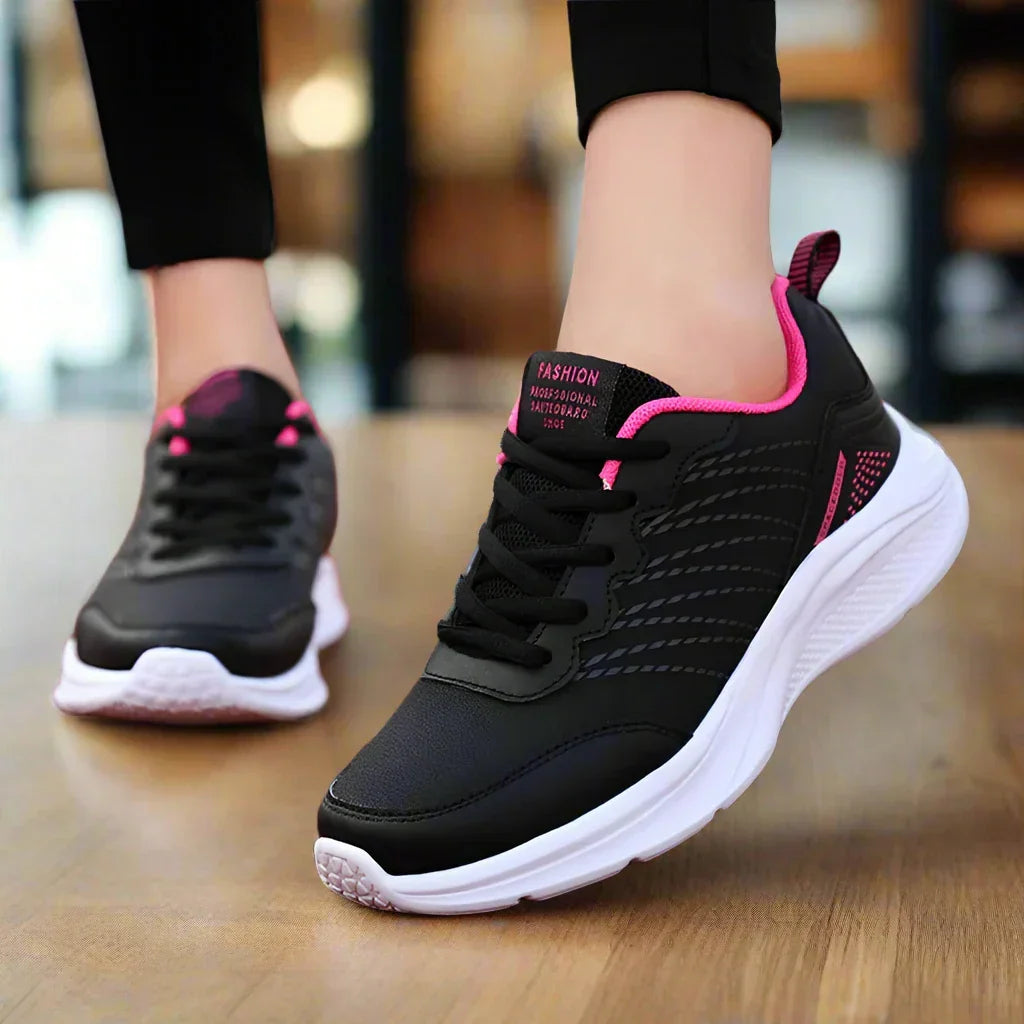 "Ergonomische anti-slip horecaschoenen voor dames, zwart en roze design met ademend materiaal en comfortabele pasvorm."