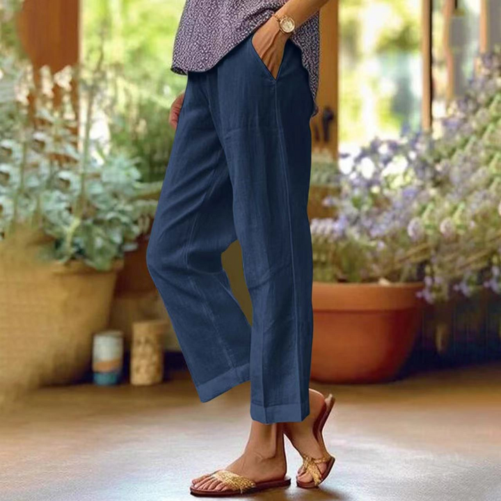 Dames cropped broek in marineblauw met hoge taille en rechte pijpen, perfect voor een casual look.