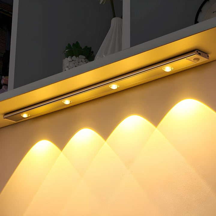 Draadloze LED lamp met warme lichtkleur onder een plank