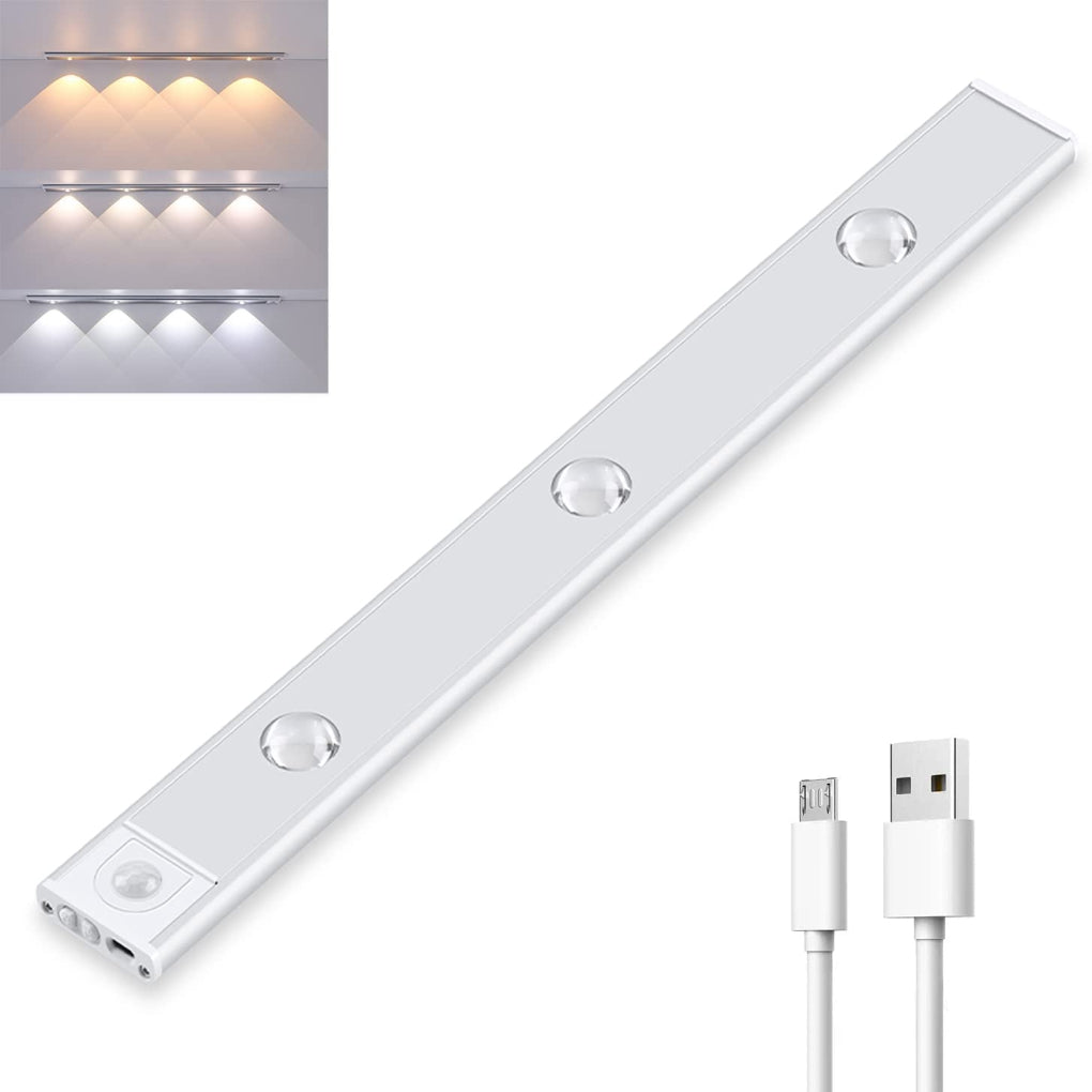 Draadloze LED lamp met bewegingssensor handig gemonteerd onder een boekenplank voor extra sfeerlicht