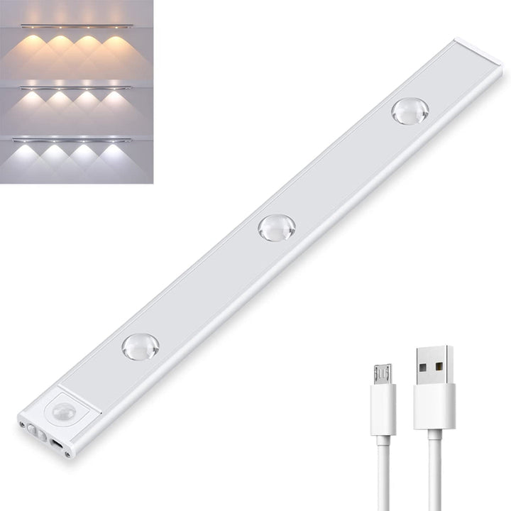 Draadloze LED lamp met bewegingssensor handig gemonteerd onder een boekenplank voor extra sfeerlicht