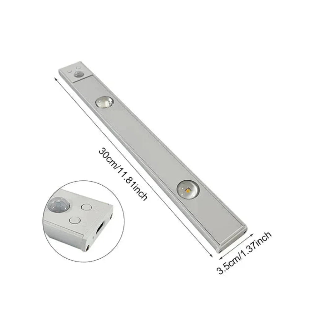 USB oplaadbare slimme kastverlichting met warme lichtbundel in een donkere kledingkast