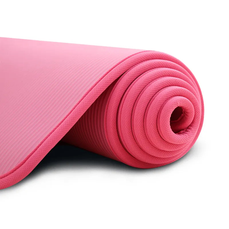 "Extra dikke 10 mm antislip yogamat in blauw, roze of zwart, biedt comfort en stabiliteit voor yoga en pilates oefeningen."