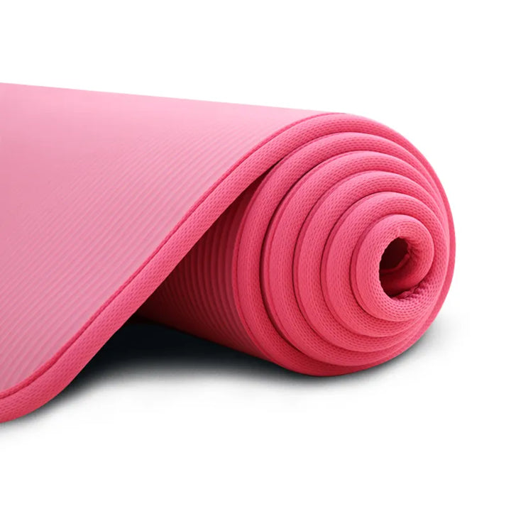 "Extra dikke 10 mm antislip yogamat in blauw, roze of zwart, biedt comfort en stabiliteit voor yoga en pilates oefeningen."