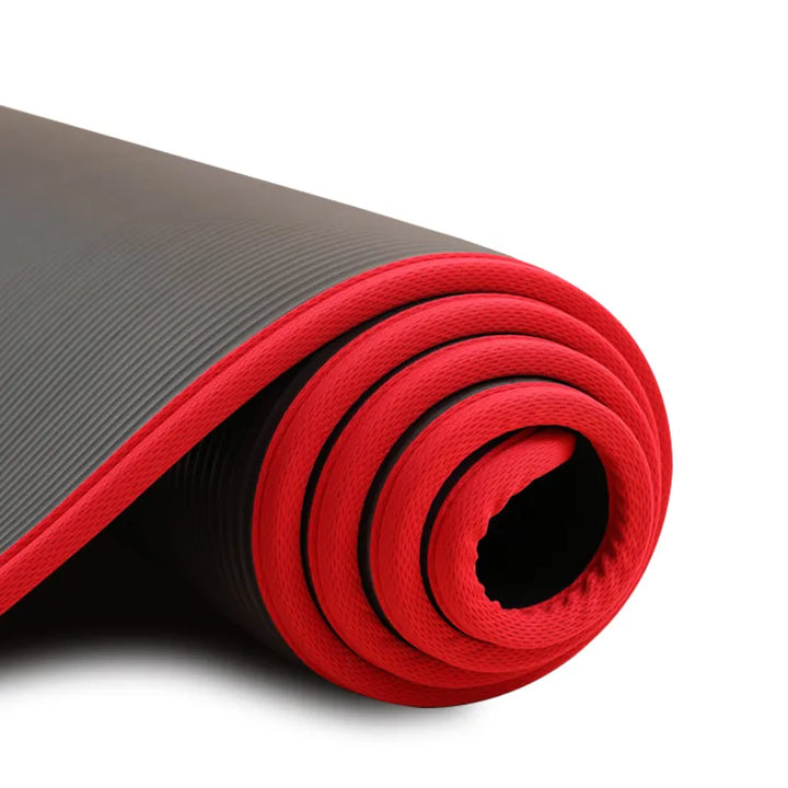 "Extra dikke 10 mm antislip yogamat in blauw, roze of zwart, biedt comfort en stabiliteit voor yoga en pilates oefeningen."