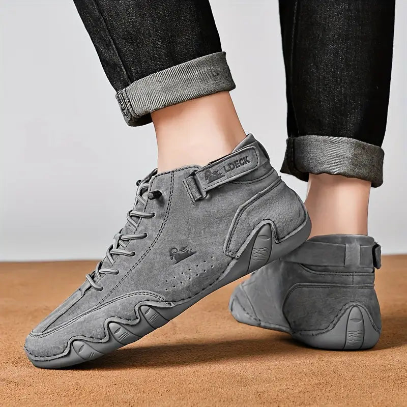 Dichtbij shot van Hoymans waterdichte heren schoenen met elastische sluiting.