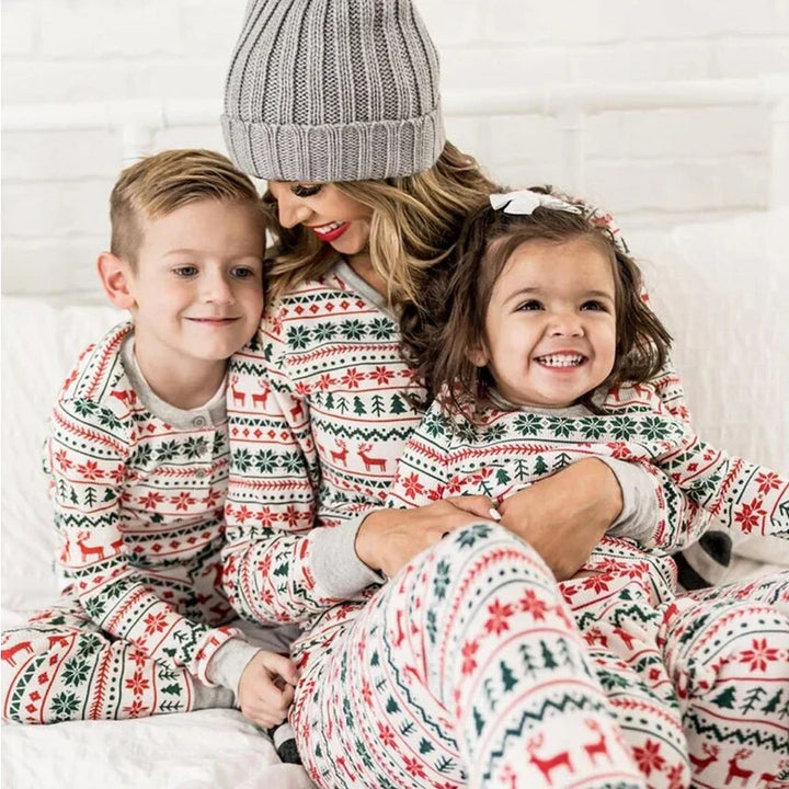 "Familie kerst pyjama's, comfortabel en stijlvol, zachte katoenen stoffen, rood met witte accenten, voor jong en oud."