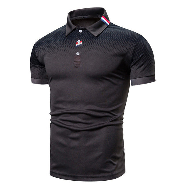 Man draagt een casual herenpoloshirt Felix met korte mouwen, ideaal voor een comfortabele zomerdag.