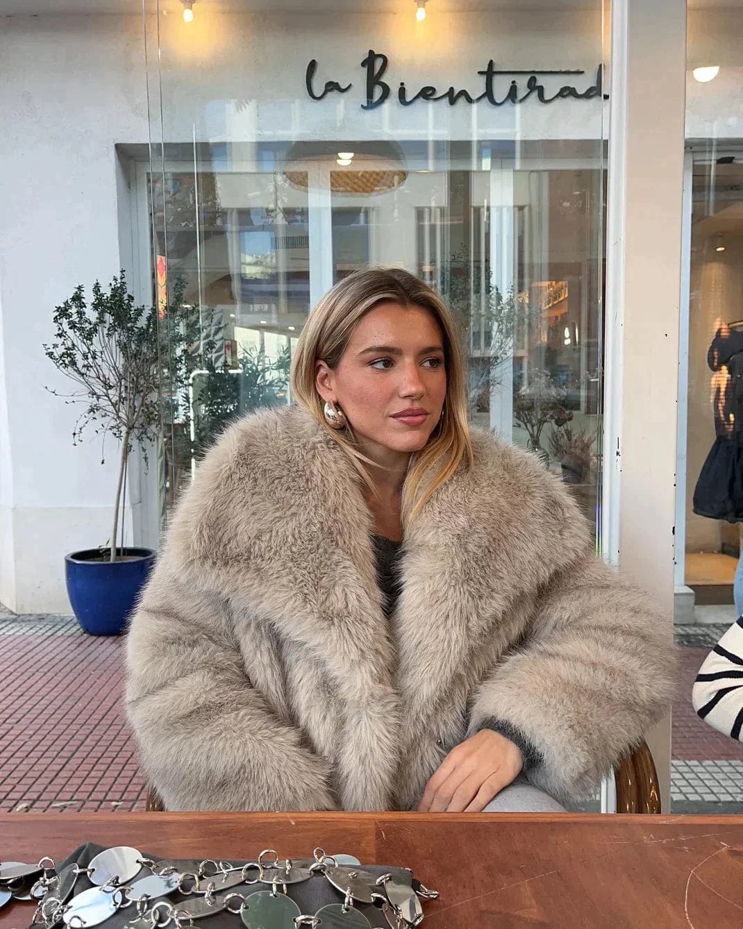 "Fluffy damesmantel winterjas, warm, stijlvol met chique pasvorm en lange mouwen, perfect voor koude dagen"