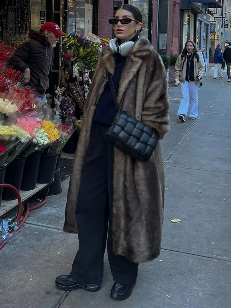 "Fluffy winter trenchcoat voor dames, lang met pluizig design, in beige, bruin of khaki, ideale warme jassen voor winter"