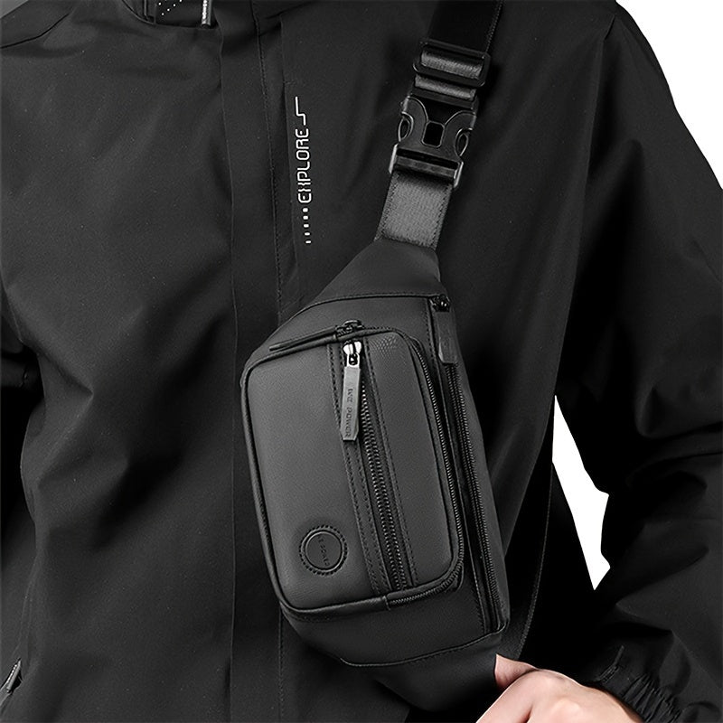Compacte heren heuptas, ook te dragen als borst- of schoudertas, perfect voor sport en fietsen. Waterafstotend zwart nylon.