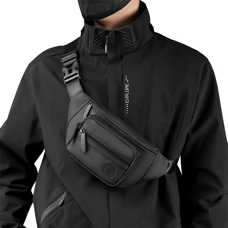 Zwarte multifunctionele heren heuptas van waterafstotend nylon, ideaal voor sport, reizen en outdoor gebruik.