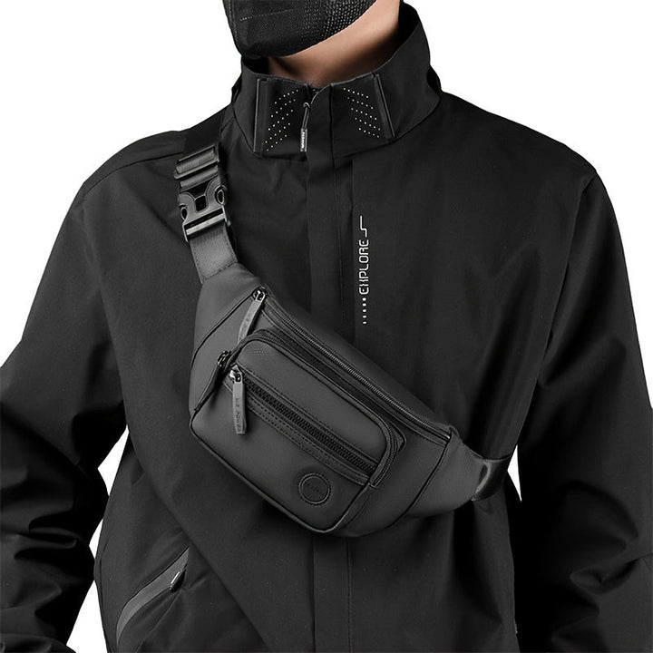 Zwarte multifunctionele heren heuptas van waterafstotend nylon, ideaal voor sport, reizen en outdoor gebruik.